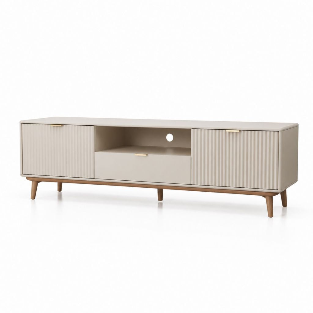 Mobile TV basso beige in MDF con ante scanalate e gambe in legno massello 180 x 40 x 55 cm